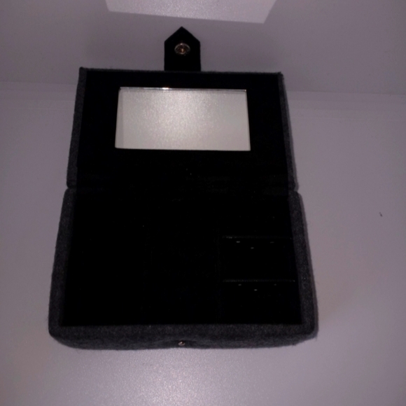 Mini gray jewelry box with snap button closure - Picture 7 of 9